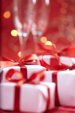 hediye kutusu ve kalpler