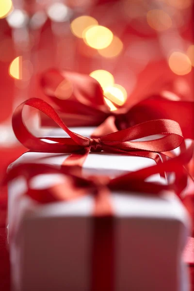 Scatole regalo su rosso — Foto Stock