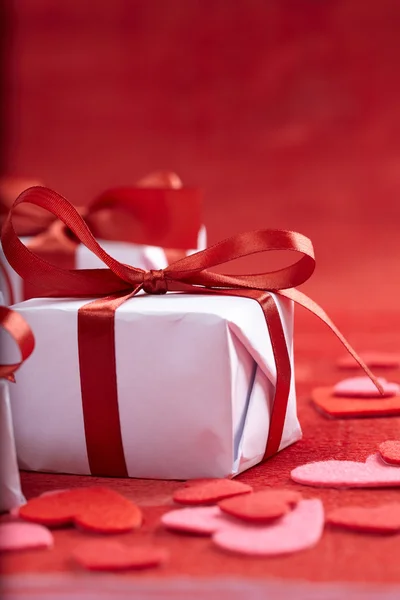 Caja de regalo y corazones —  Fotos de Stock
