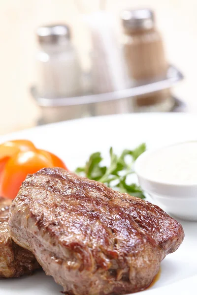 Steak met saus op plaat — Stockfoto