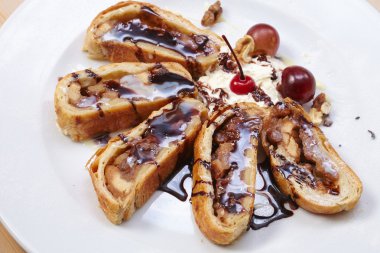 Kiraz ile Apple strudel