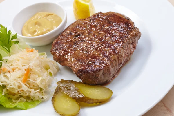 Bife com salada de repolho — Fotografia de Stock