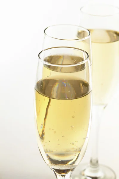 Champagneglazen op wit — Stockfoto