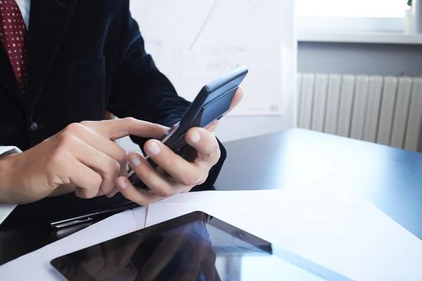 Empresario trabajando con calculadora — Foto de Stock