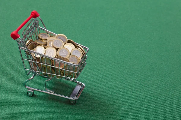 Monedas en la cesta de la compra —  Fotos de Stock