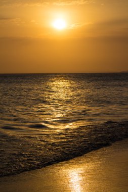 Sakin deniz üzerinden günbatımı