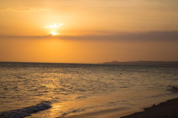 Zonsondergang over kalme zee — Stockfoto
