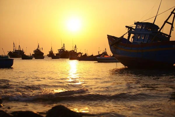 Silhouette di barche al tramonto — Foto Stock