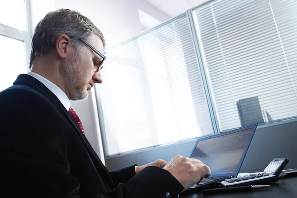 Zakenman werkt met laptop — Stockfoto