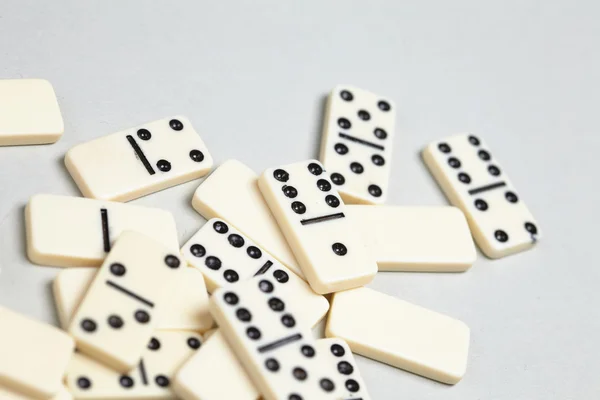 Domino pezzi su bianco — Foto Stock