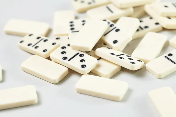 Domino pezzi su bianco — Foto Stock