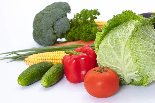 Färska grönsaker på vit — Stockfoto