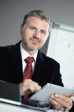 Dijital tablet ile işadamı