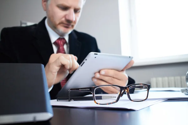 Businessman using digital tablet — Stock Photo, Image