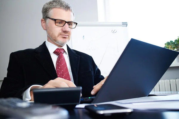 Geschäftsmann arbeitet mit Laptop — Stockfoto