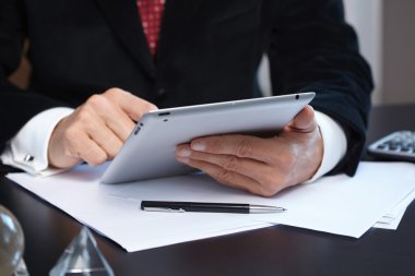 Dijital tablet kullanan işadamı
