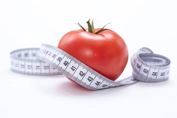 Измерительная лента с помидорами — стоковое фото