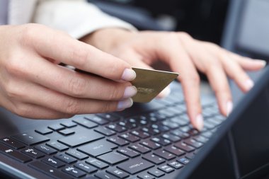 Dizüstü bilgisayarda kredi kartı