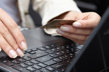 Dizüstü bilgisayarda kredi kartı