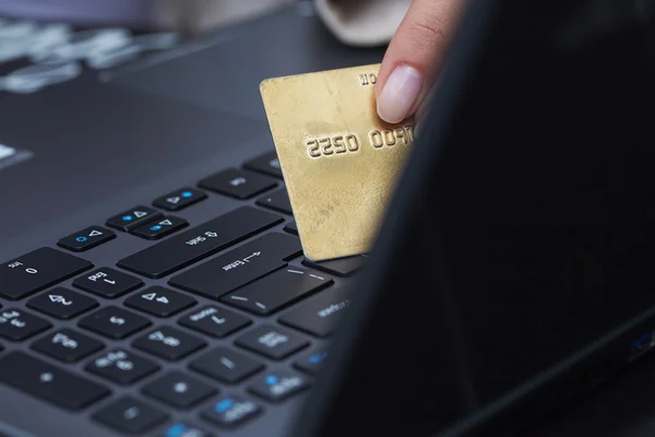 Kreditkort på bärbar dator — Stockfoto