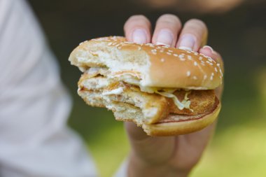 Hamburger yiyen kadın