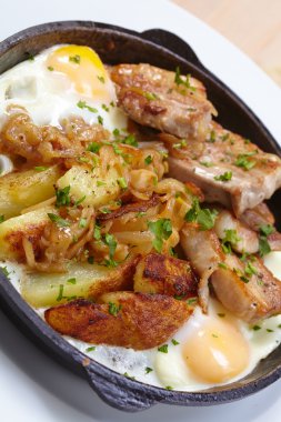 patates ve yumurta ile kızarmış et