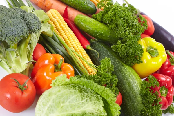 Verduras frescas sobre blanco —  Fotos de Stock