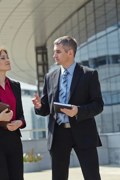 Homme et femme d'affaires ayant une conversation — Photo