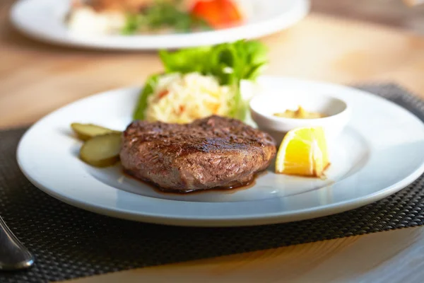 Steak mit Kohlsalat — Stockfoto