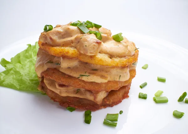 Aardappelpannenkoekjes met saus — Stockfoto