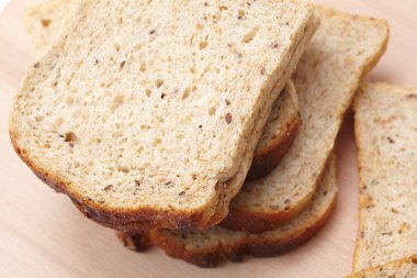Ahşap masa üzerinde taze tost