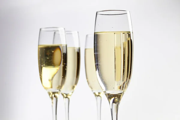 Verres à champagne sur blanc — Photo