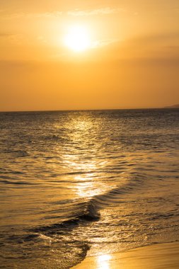 Denizin üzerinde gün batımı