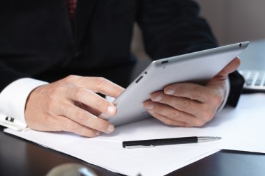 İşadamları dijital tablet ile