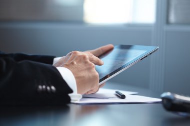 İşadamları dijital tablet ile