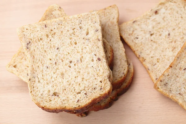 Pane tostato fresco sulla scrivania di legno — Foto Stock