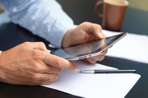 Empresários com tablet digital — Fotografia de Stock