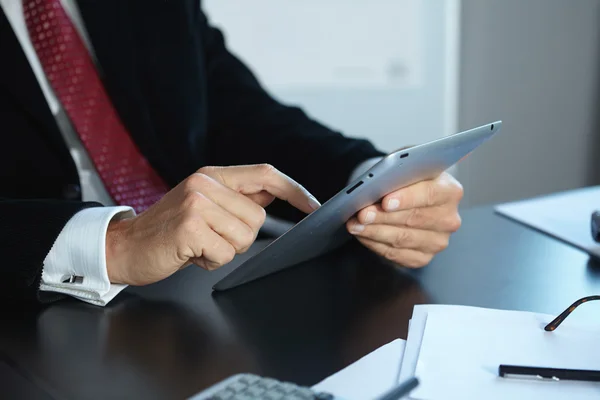 Empresários com tablet digital — Fotografia de Stock