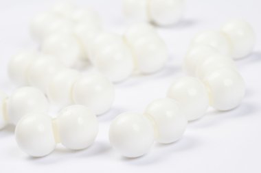 Beyaz plastik toplar