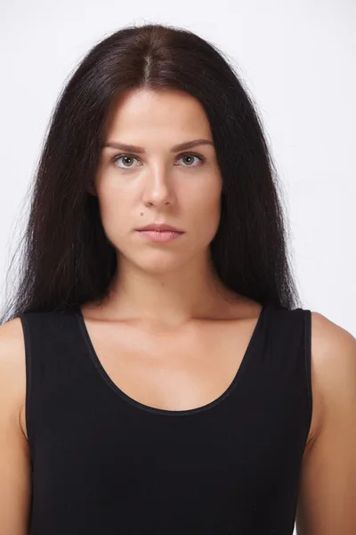Bella giovane donna con i capelli neri — Foto Stock