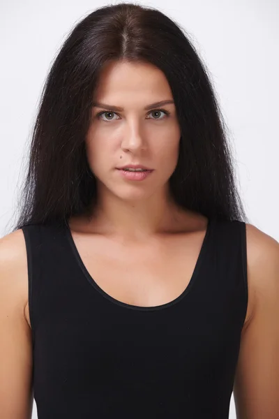 Bella giovane donna con i capelli neri — Foto Stock
