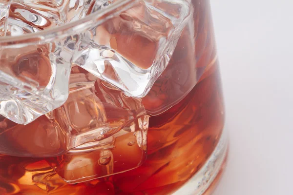 Whisky con cubetti di ghiaccio — Foto Stock