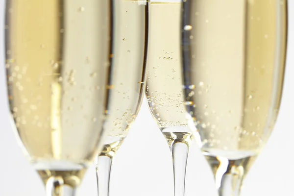 Champagneglazen op wit — Stockfoto