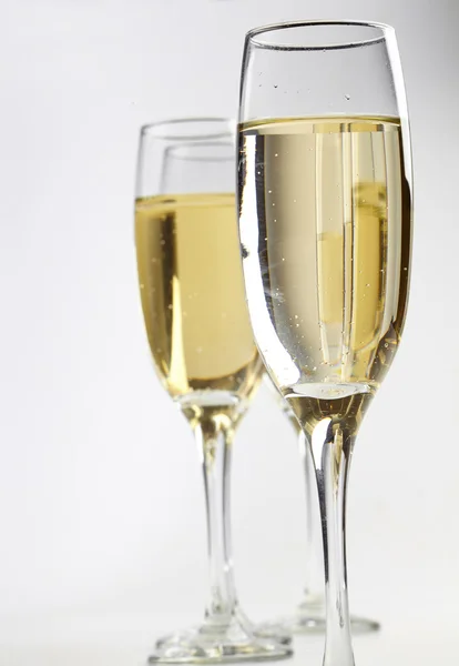 Champagneglazen op wit — Stockfoto