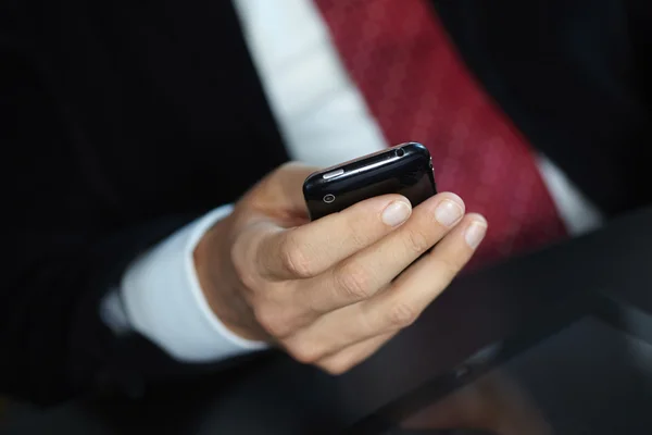 Uomo che utilizza il telefono cellulare — Foto Stock