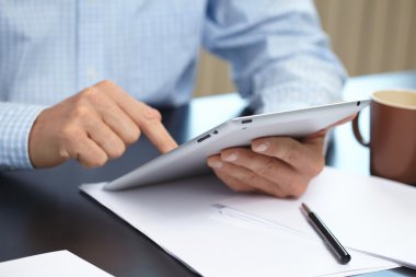 İşadamları dijital tablet ile