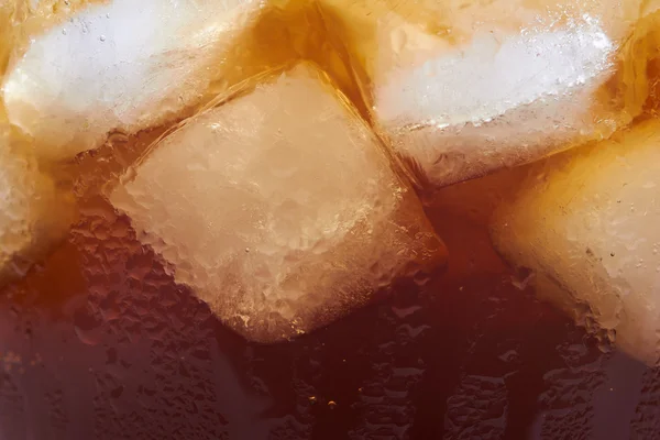 Крупним планом на випивку з льодом — стокове фото