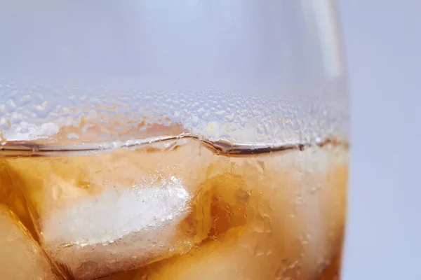 Крупним планом на випивку з льодом — стокове фото