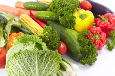 beyaz üzerine taze sebze