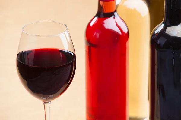 Şarap şişeleri ve cam set — Stok fotoğraf